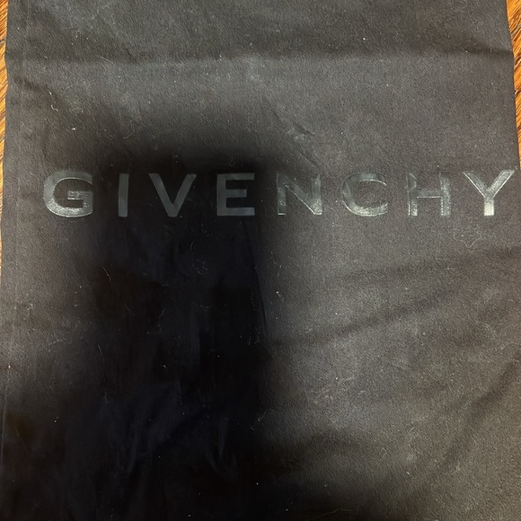 Givenchy - Picture 2 of 4